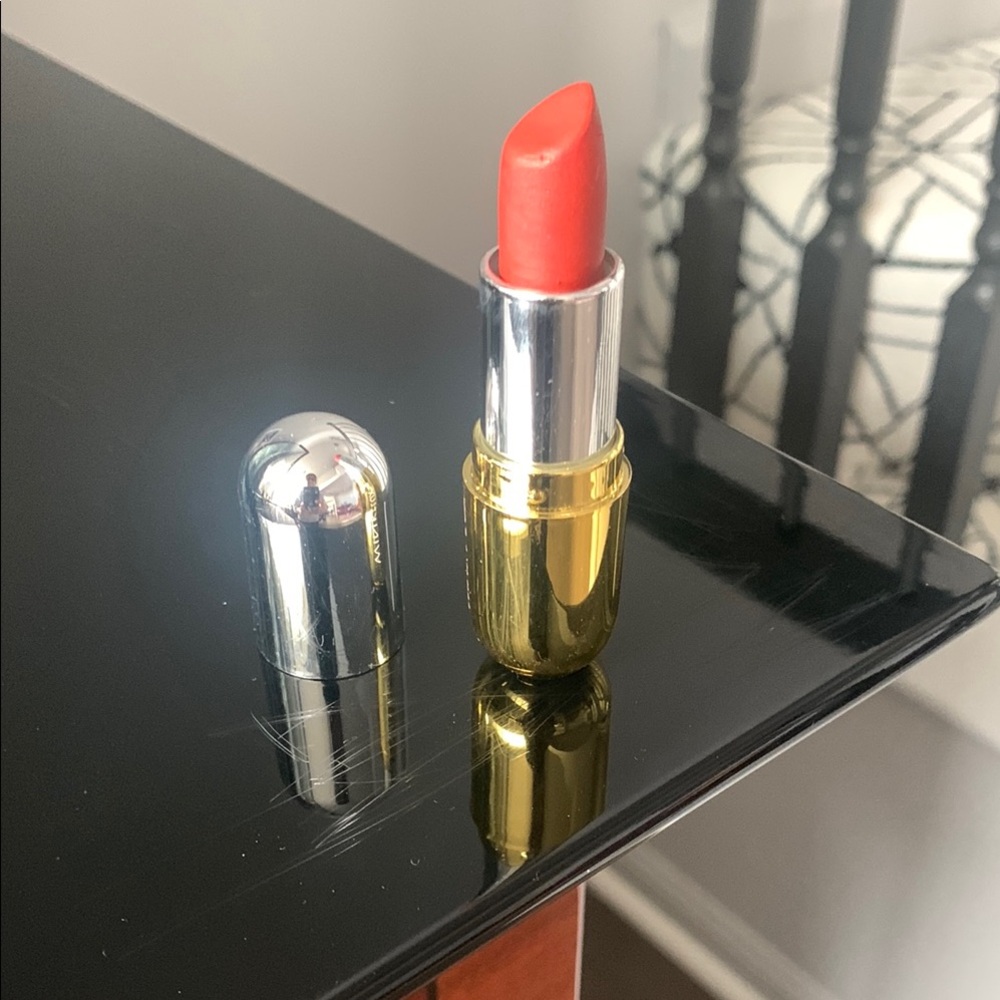 WINKY LUX Red Lipstick with Luxurious Finish